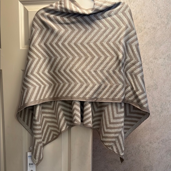 Chevron Patterned Button-Up Shawl - Picture 4 of 4